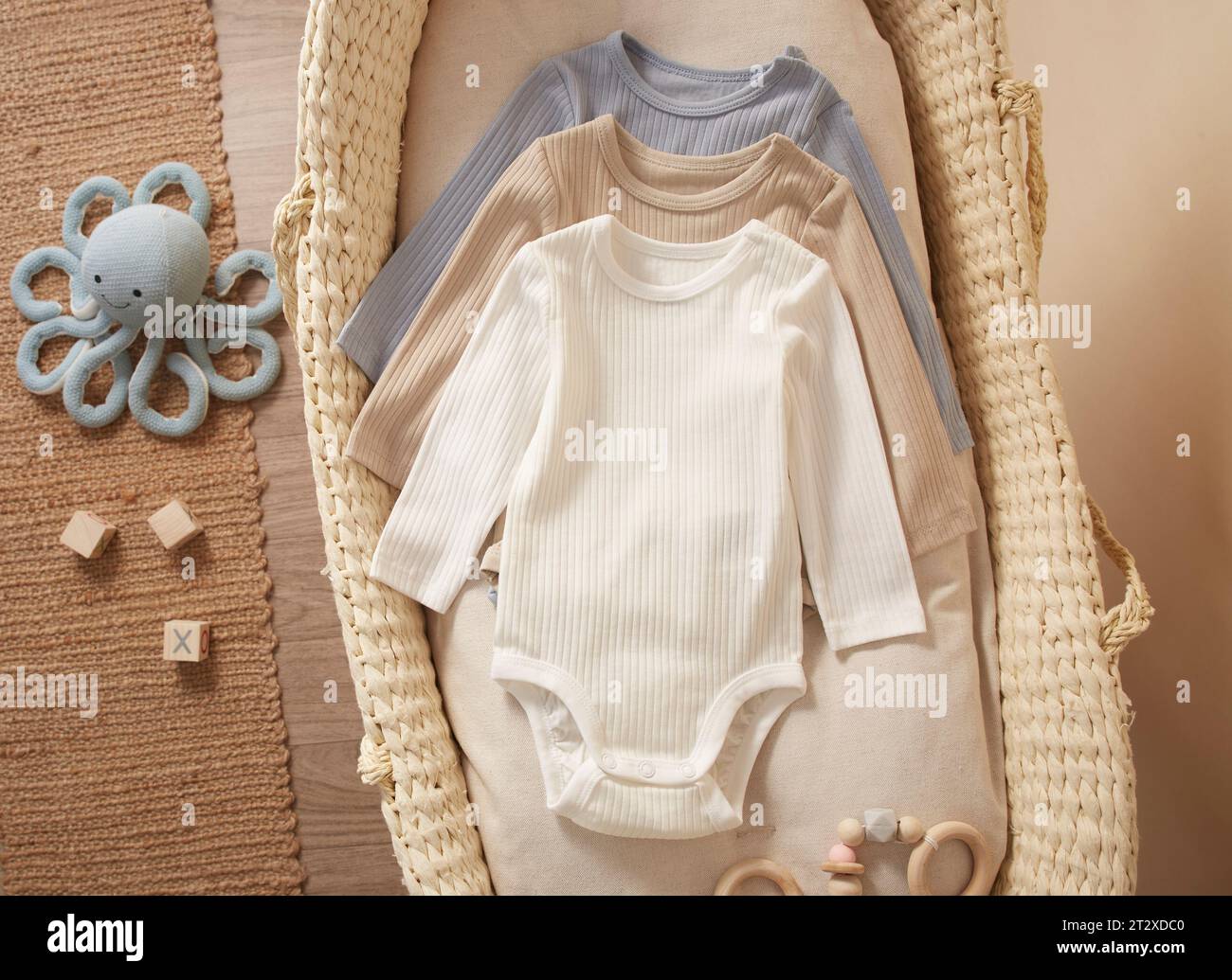 Neugeborene Kleidung mit Babywanne Moses Korb Stockfoto