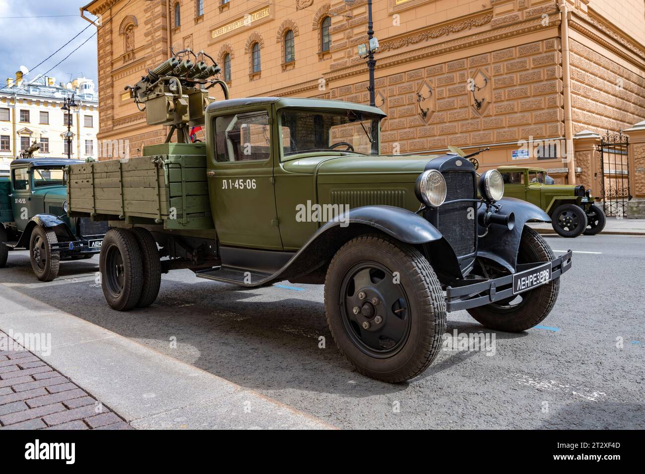 SANKT PETERSBURG, RUSSLAND - 04. MAI 2023: Sowjetischer Lkw ZIS-5 mit Abwehrmaschinengewehrhalterung. Vorbereitungen für die Probe der Hono-Parade Stockfoto