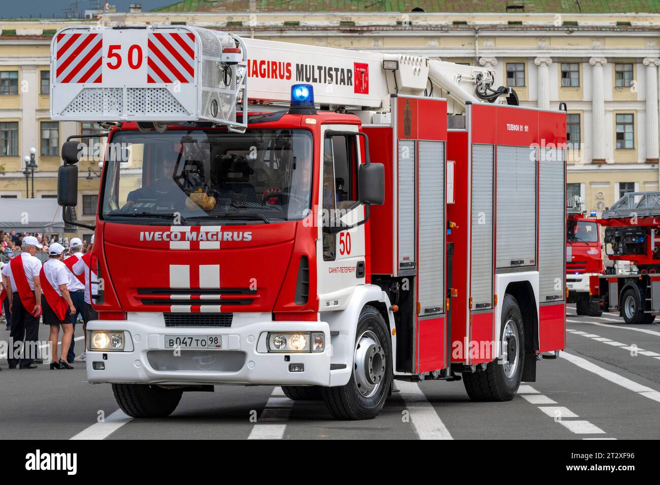 SANKT PETERSBURG, RUSSLAND - 30. JUNI 2023: IVECO Magirus Feuerwehrauto Nahaufnahme. Ein Fragment der Parade zu Ehren des 220. Jahrestages der Feuerstelle Stockfoto