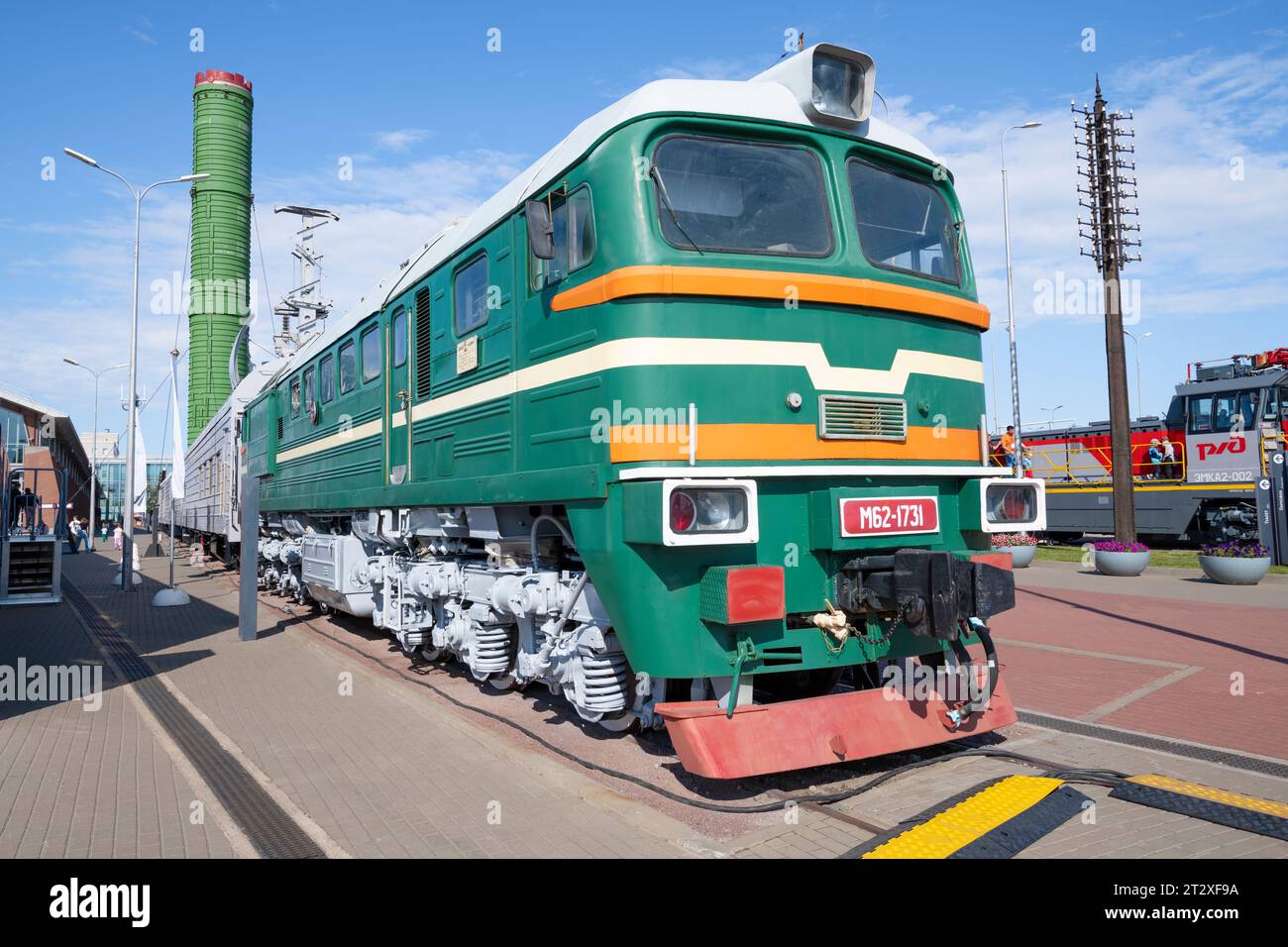 SANKT PETERSBURG, RUSSLAND - 27. AUGUST 2023: Diesellokomotive M62 mit Kampfschienenraketen 15P961 'Molodets' mit erhöhtem Interkontinentalraketen Stockfoto