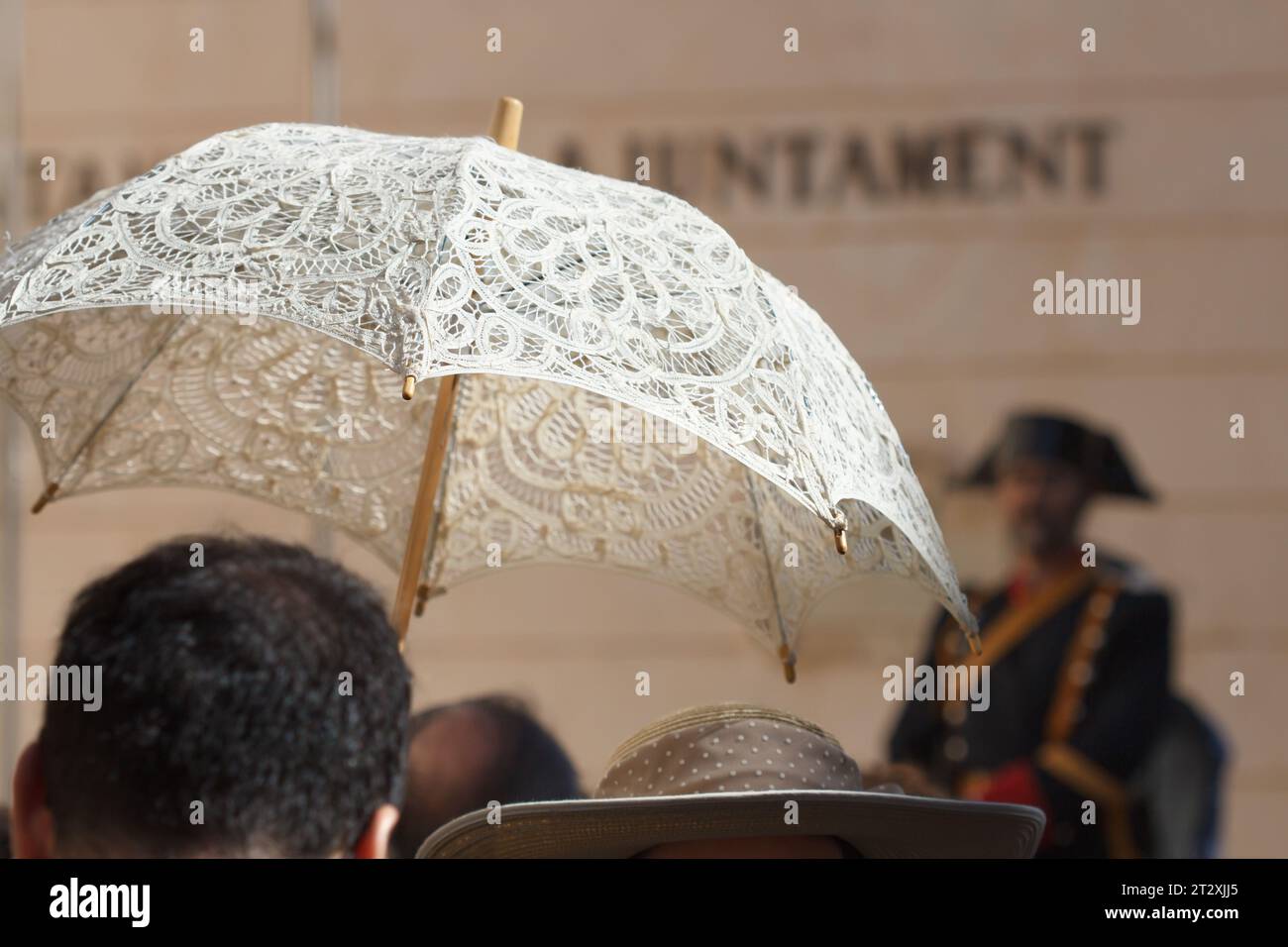 Retro-Regenschirm auf der Messe Novelda Modernista 2023, Spanien Stockfoto