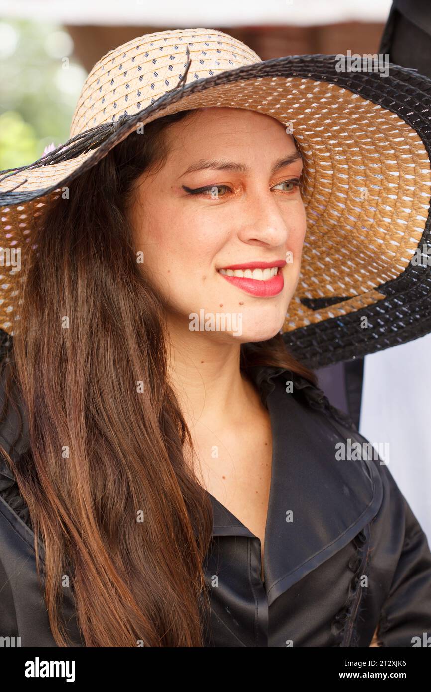 Novelda, Spanien, 21.10.2023. Junge Frau mit Hut und breitem Lächeln auf der modernistischen Novelda Messe 2023 Stockfoto