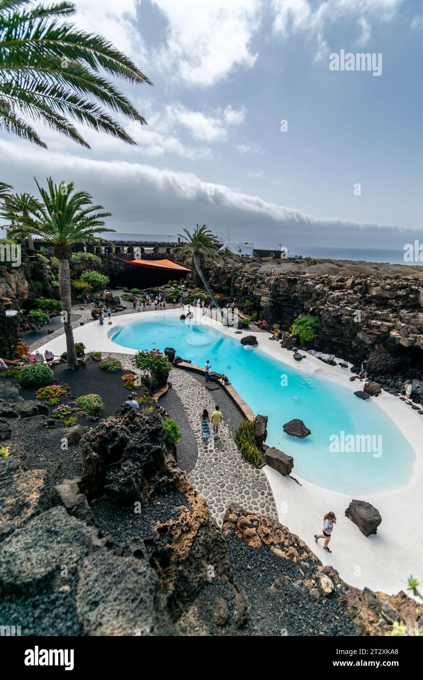 Blick auf einen künstlichen Swimmingpool am Strand auf der Vulkaninsel Lanzarote. Stockfoto