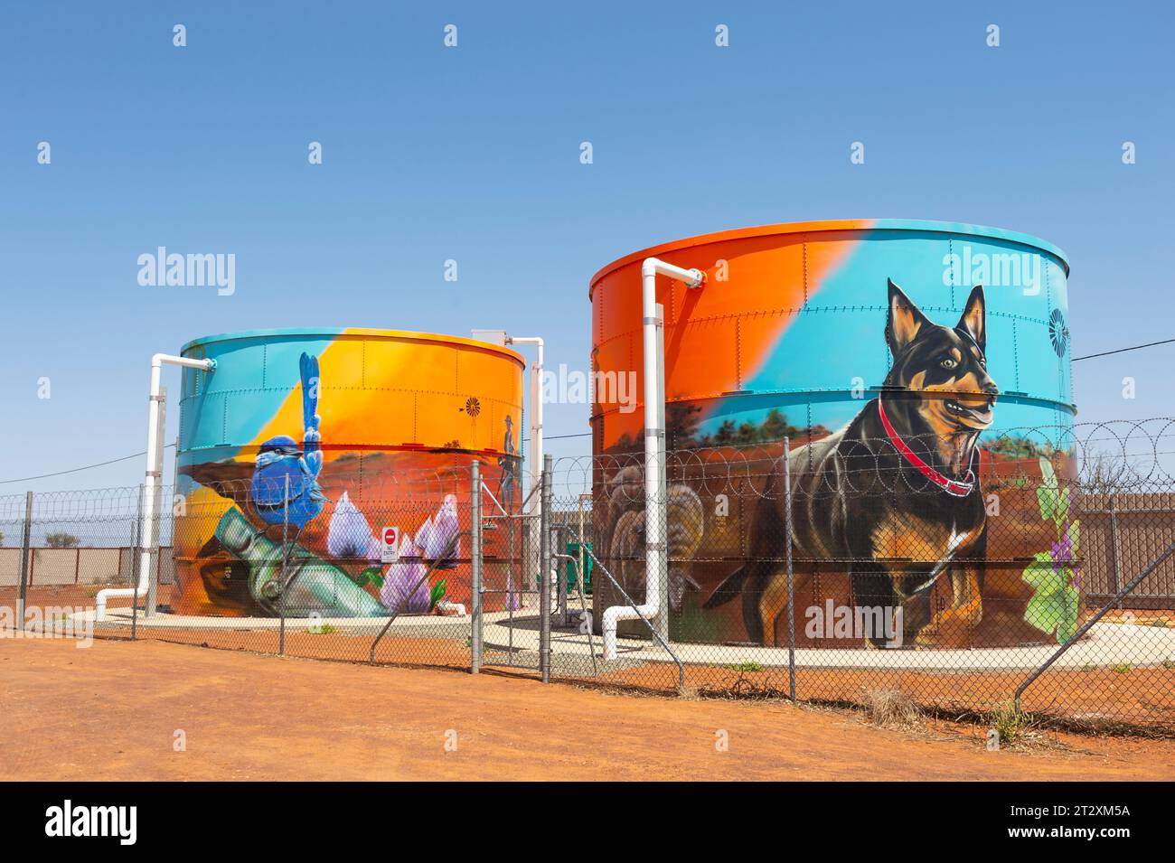 Wassertanks Kunst in der kleinen Outback-Stadt Sandstone, Gascoyne Murchison Western Australia Stockfoto