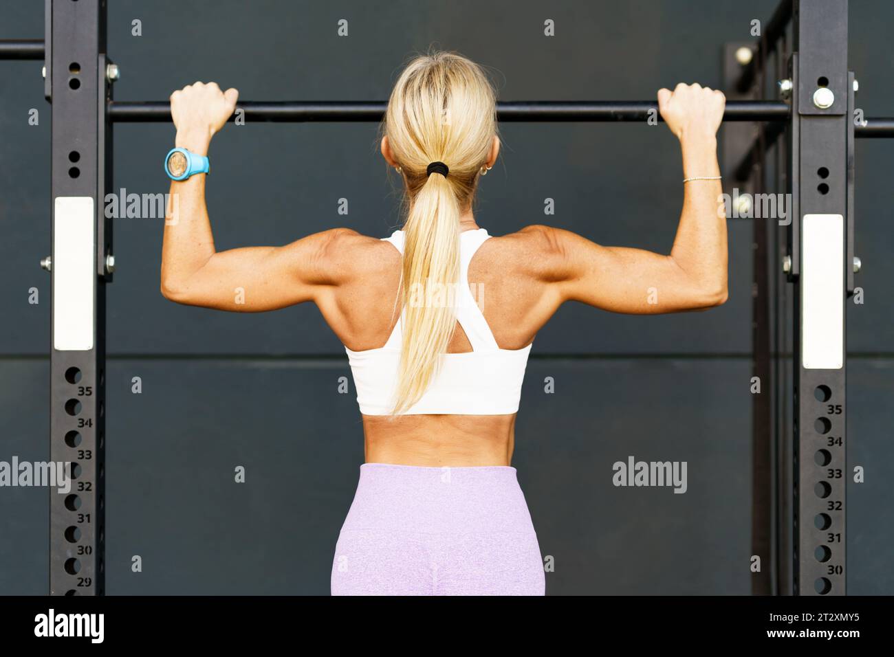 Eine starke Frau, die im Studio mit Langhantel aufreißt Stockfoto