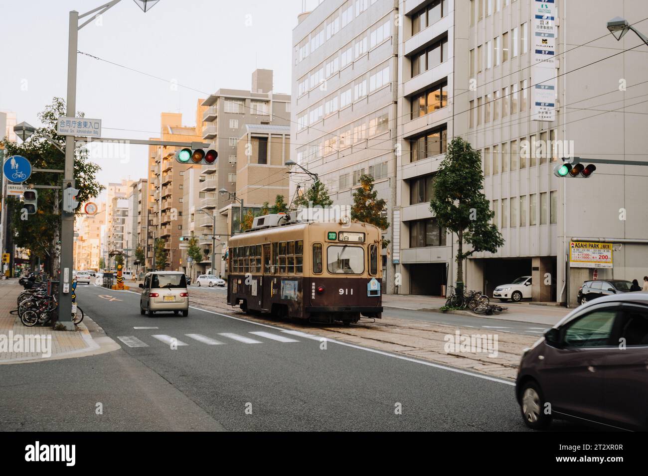 Eine urbane Szene eines Straßenwagens in der Innenstadt von Hiroshima, Japan. Stockfoto