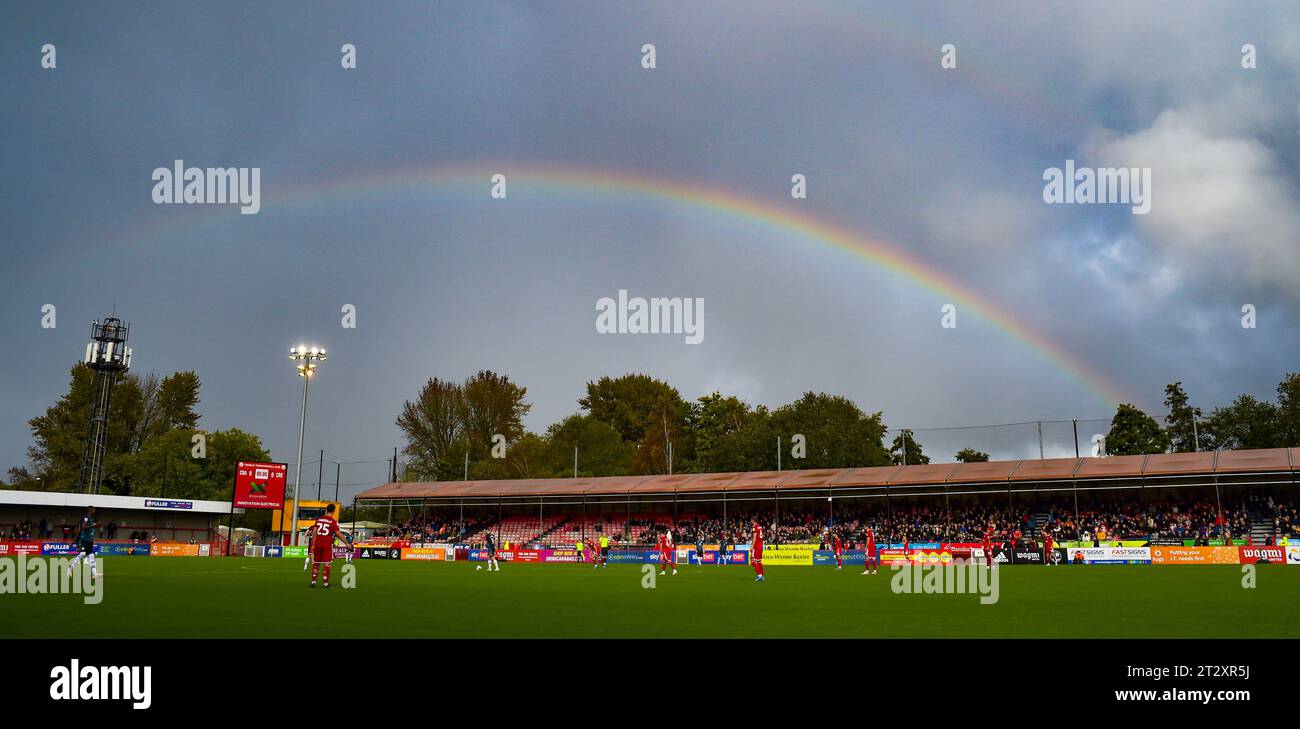 Ein Regenbogen erscheint über dem Spiel der Sky Bet EFL League Two zwischen Crawley Town und Crewe Alexandra im Broadfield Stadium, Crawley, UK - 21. Oktober 2023 Foto Simon Dack / Telephoto Images nur redaktionelle Verwendung. Kein Merchandising. Für Football Images gelten Einschränkungen für FA und Premier League, inc. Keine Internet-/Mobilnutzung ohne FAPL-Lizenz. Weitere Informationen erhalten Sie bei Football Dataco Stockfoto