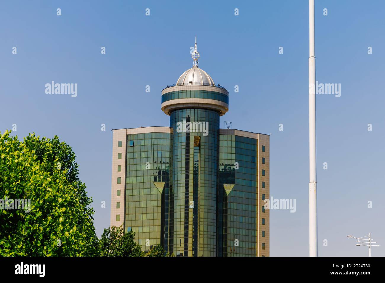 Business Center – ein moderner, städtischer Komplex im Stadtzentrum oder ein Hochhaus mit Büros für gewerbliche Zwecke Stockfoto