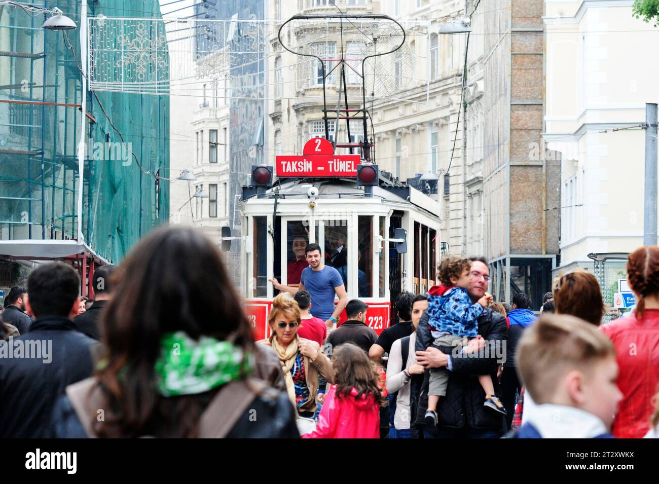 Istanbul, Türkiye. Die Straßenbahnen von İETT fahren wieder als nostalgische Straßenbahn auf der Haupteinkaufsstraße İstiklal Caddesi Stockfoto