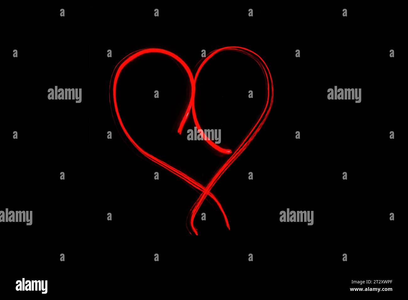 Hellrote Beschriftung mit der Freeze Light-Methode auf dem Foto zum Valentinstag, für Geschenke an Lieben. Stockfoto