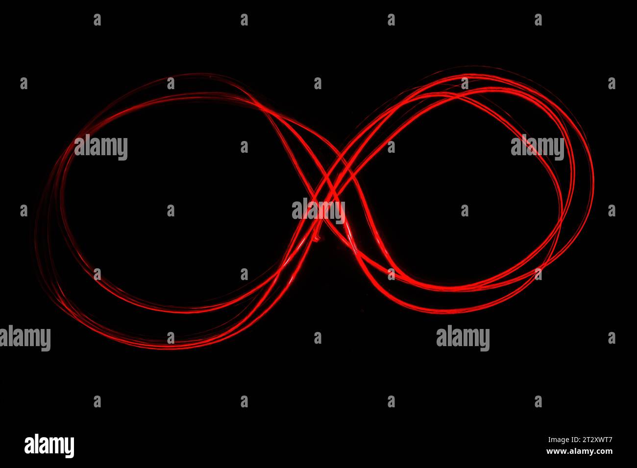 Hellrote Beschriftung mit der Freeze Light-Methode auf dem Foto zum Valentinstag, für Geschenke an Lieben. Stockfoto