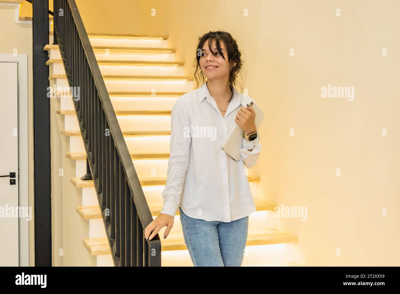 Business Happy Girl mit einem Tablet drinnen. Stockfoto