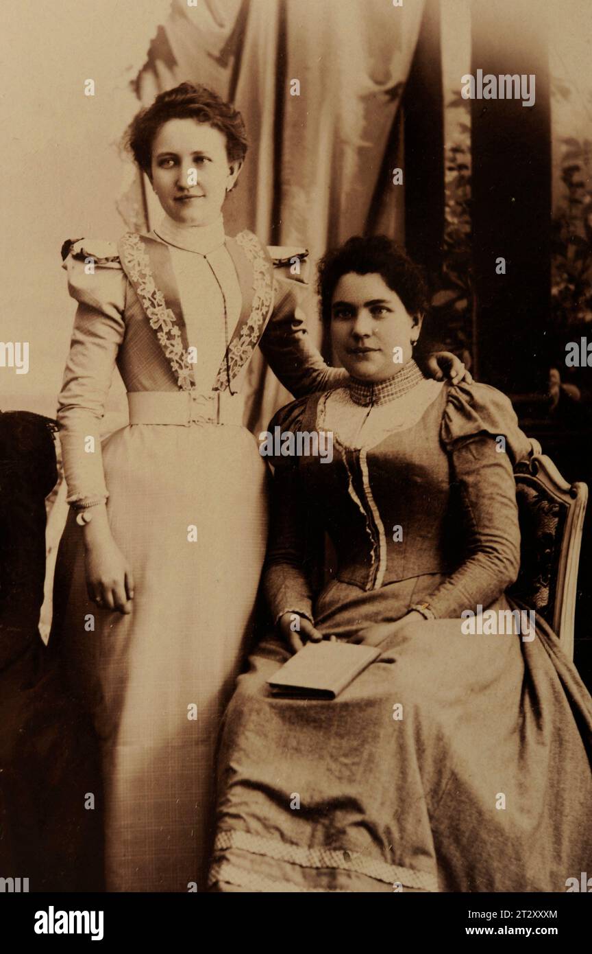 Antikes Fotoporträt zweier Frauen Stockfoto