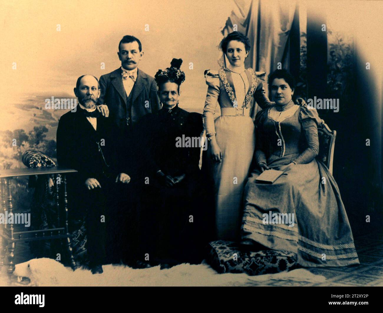 Antikes Familienporträtfoto aus der Ära 1900 Stockfoto