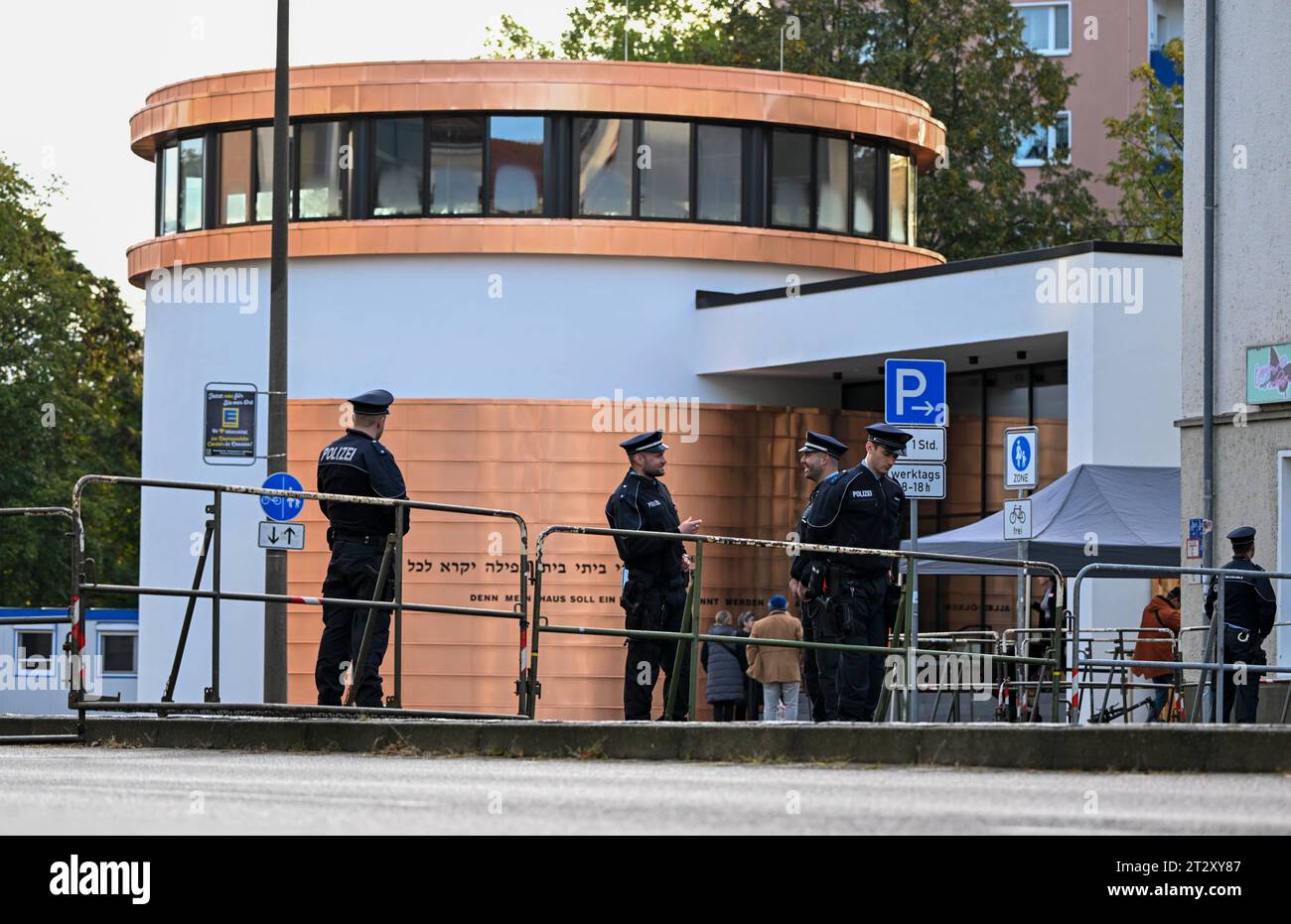 22. Oktober 2023, Sachsen-Anhalt, Dessau-Roßlau: Polizei sichert die neue Weill-Synagoge vor ihrer Einweihung. Die Synagoge ergänzt das 1908 erbaute Rabbinerhaus, das heute unter Denkmalschutz steht und in dem Kurt Weill seine Kindheit verbrachte. Mit der Synagoge verfügt die Gemeinde heute über ein modernes, barrierefreies religiöses und kulturelles Zentrum. Foto: Hendrik Schmidt/dpa Stockfoto