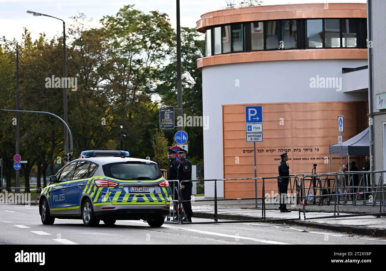 22. Oktober 2023, Sachsen-Anhalt, Dessau-Roßlau: Polizei sichert die neue Weill-Synagoge vor ihrer Einweihung. Die Synagoge ergänzt das 1908 erbaute Rabbinerhaus, das heute unter Denkmalschutz steht und in dem Kurt Weill seine Kindheit verbrachte. Mit der Synagoge verfügt die Gemeinde heute über ein modernes, barrierefreies religiöses und kulturelles Zentrum. Foto: Hendrik Schmidt/dpa Stockfoto