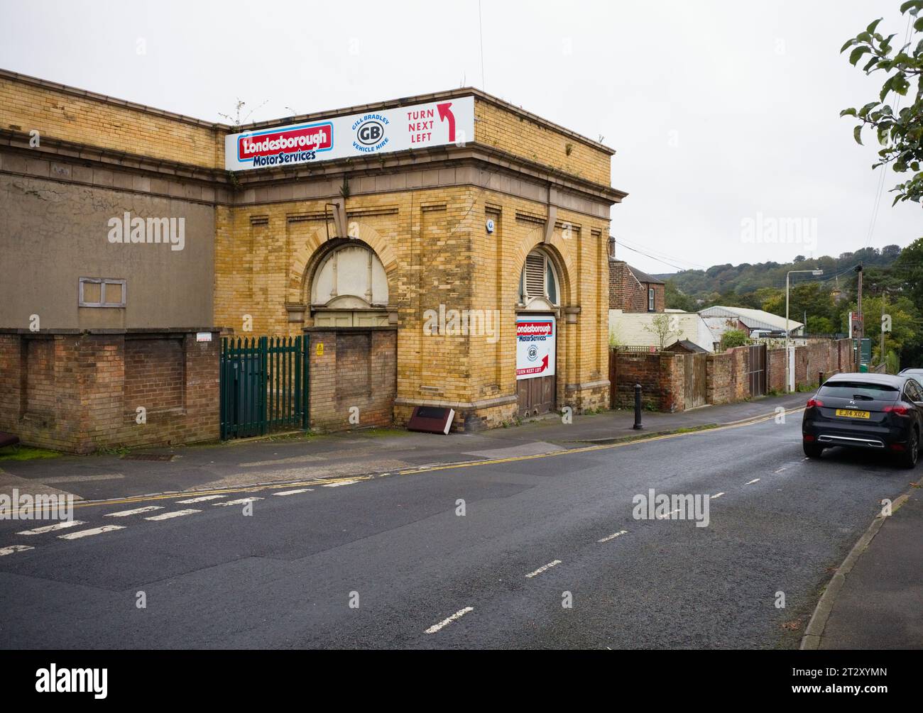 Jetzt eine Garage, das ist alles, was vom zweiten Bahnhof in Scarborough übrig geblieben ist Stockfoto