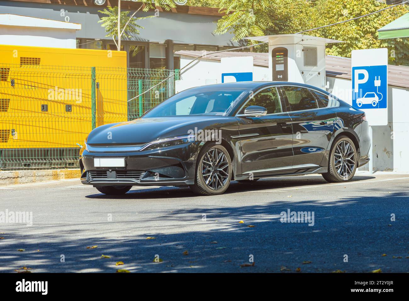 Umweltfreundliches Auto, das mit alternativer elektrischer Energie betrieben wird. Maschine der Zukunft zum Schutz der Umwelt. Stockfoto