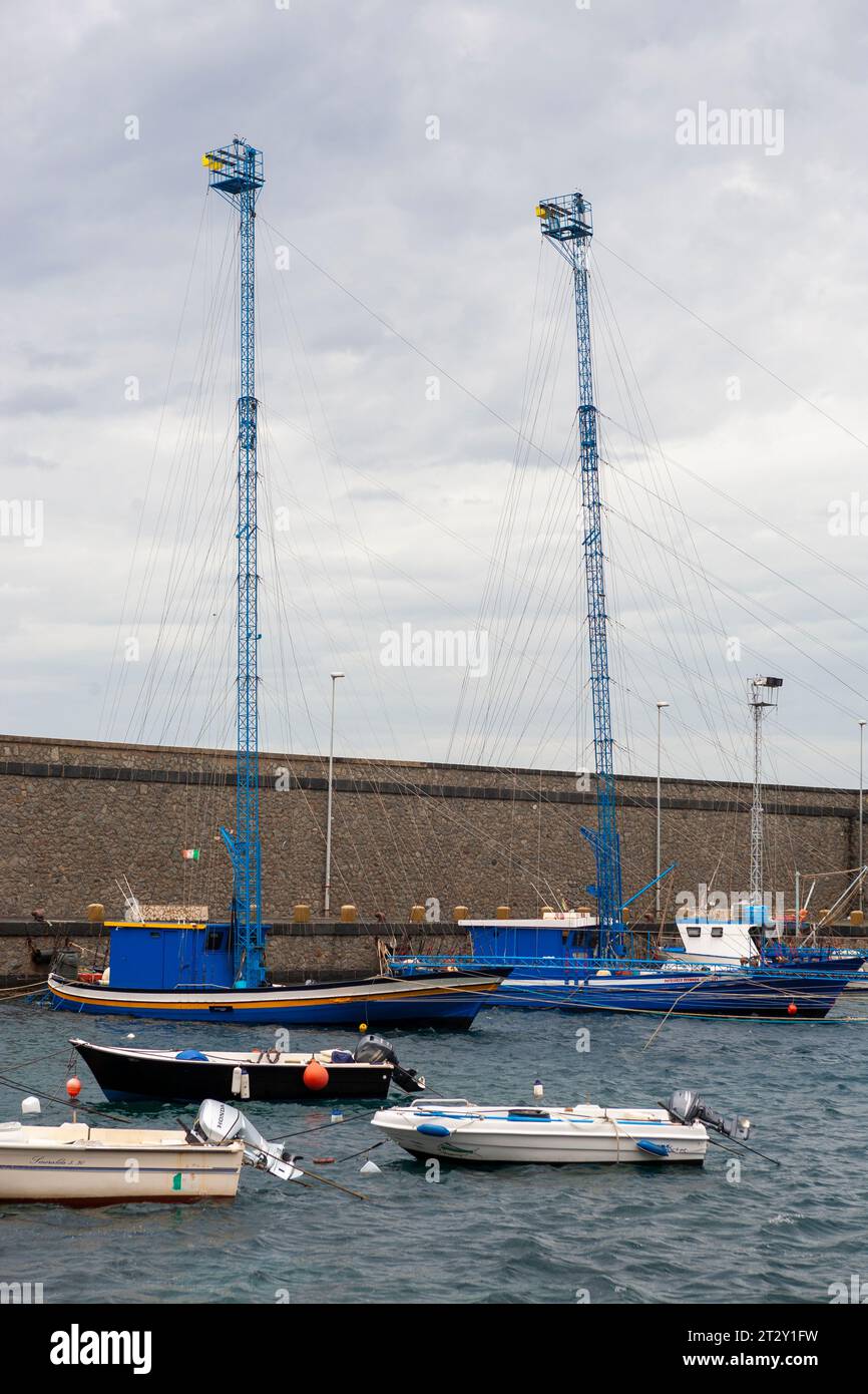 Der kleine Hafen von Scilla, Kalabrien, Süditalien, mit zwei charakteristischen Schwertfischbooten (Passarelle oder Spadara), die am Kai ankern Stockfoto