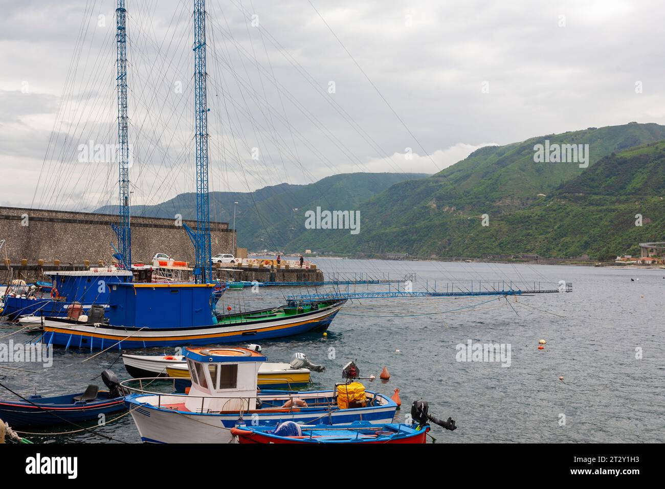 Der kleine Hafen von Scilla, Kalabrien, Süditalien, mit zwei charakteristischen Schwertfischbooten (Passarelle oder Spadara), die am Kai ankern Stockfoto