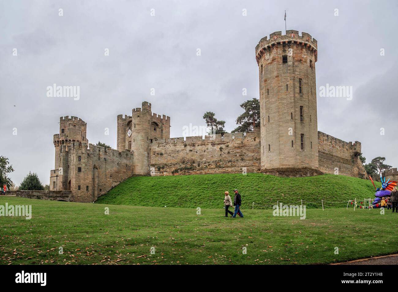 WARWICK, GROSSBRITANNIEN - 15. SEPTEMBER 2014: Dies ist das mittelalterliche Warwick Castle, das heute zu einer historischen Kultur- und Unterhaltungsanlage umfunktioniert wurde Stockfoto