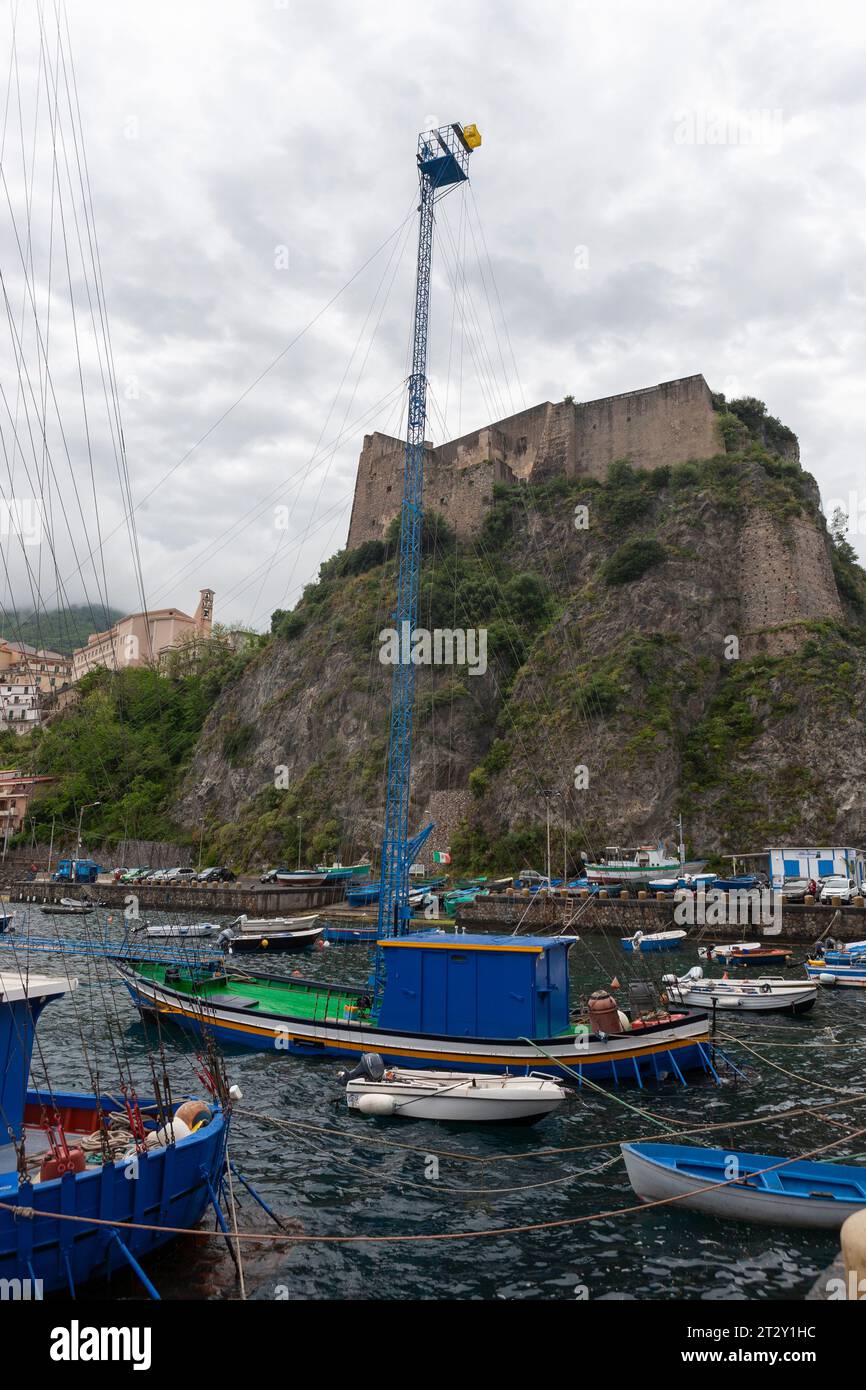 Der kleine Hafen von Scilla, Kalabrien, Italien, mit einem charakteristischen Schwertfischboot (Passarelle oder Spadara), das am Kai vor Anker liegt Stockfoto