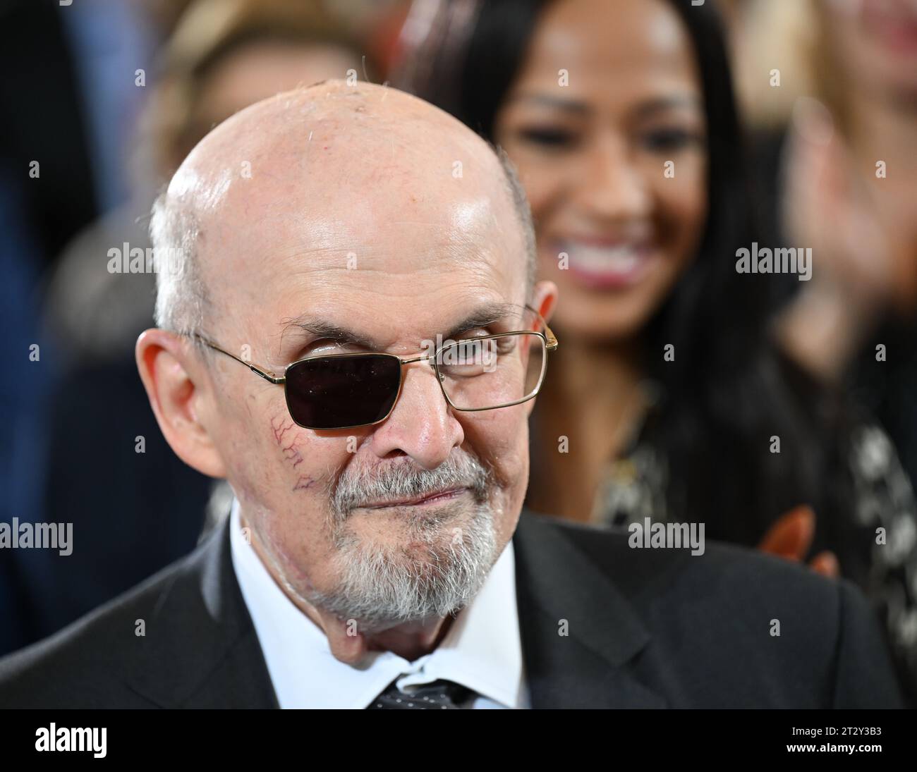 22. Oktober 2023, Hessen, Frankfurt/Main: Der britisch-indische Autor Salman Rushdie steht vor seiner Frau Rachel Eliza Griffiths zu Beginn der Verleihung des Friedenspreises des Deutschen Buchhandels in St. Paul's Church. Der Preis ist mit 25.000 Euro dotiert und gilt als einer der wichtigsten Auszeichnungen des Landes. Foto: Arne Dedert/dpa Stockfoto