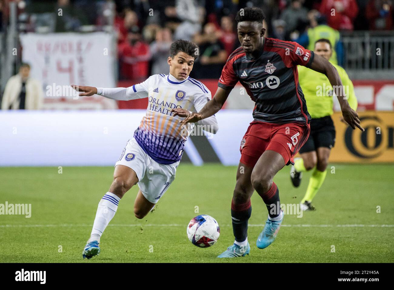 Toronto, Kanada. Oktober 2023. Ramiro Enrique #7 (L) und Aime Mabika #6 (R) wurden im MLS-Spiel zwischen Toronto FC und Orlando City SC im BMO Field gesehen. Endergebnis: Toronto FC 0-2 Orlando City SC. Quelle: SOPA Images Limited/Alamy Live News Stockfoto