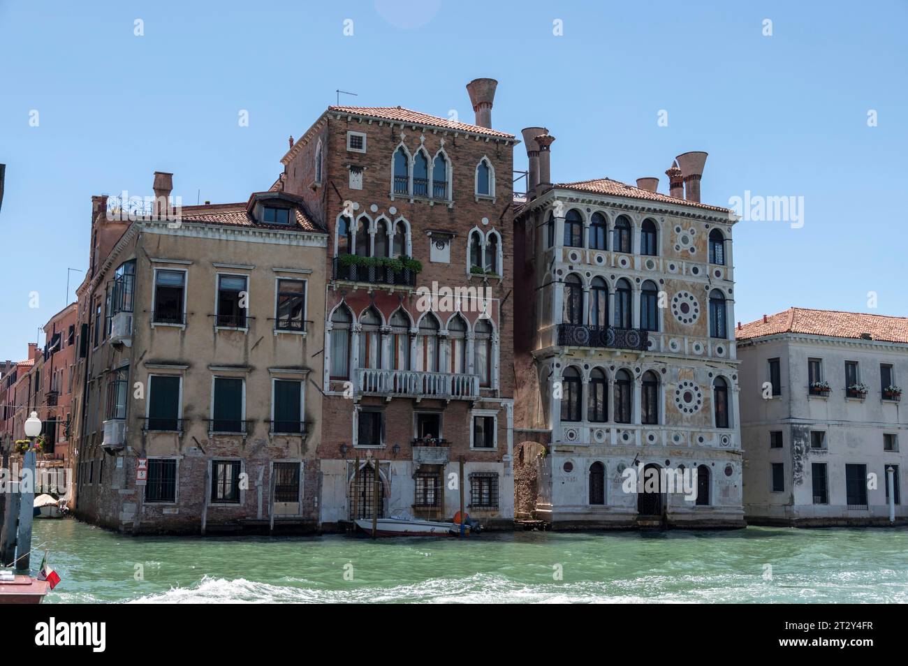 Das höhere Gebäude ist der Palazzo Barbaro Wolkoff und neben dem Palazzo Dario mit einer ornamentalen Renaissancefassade mit mehrfarbigen Steinen Stockfoto