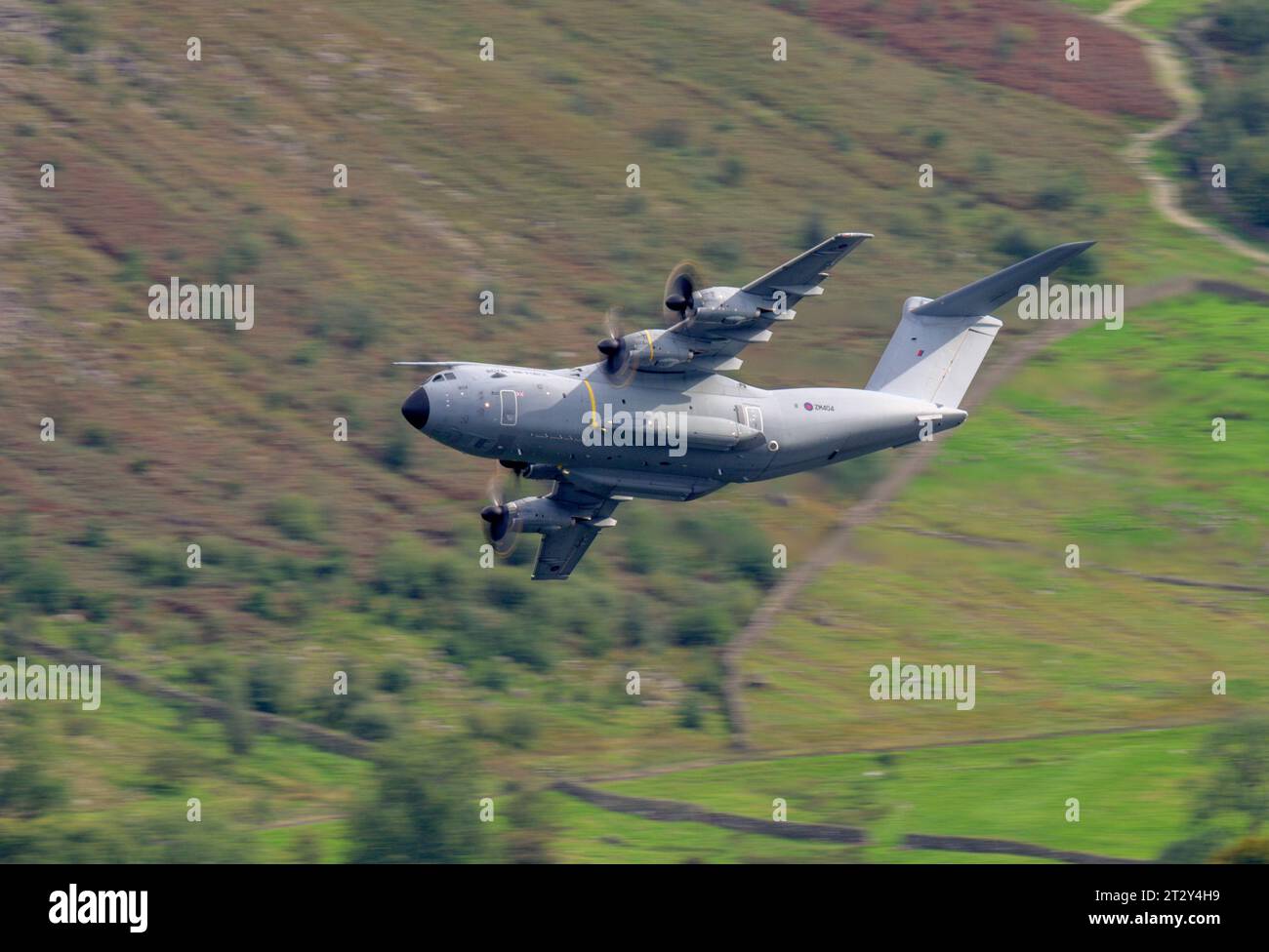 RAF Airbus A400M Atlas ZM404von RAF Brize Norton, Flug in Tiefebene in LFA17, Lake District, Cumbria Großbritannien. Stockfoto
