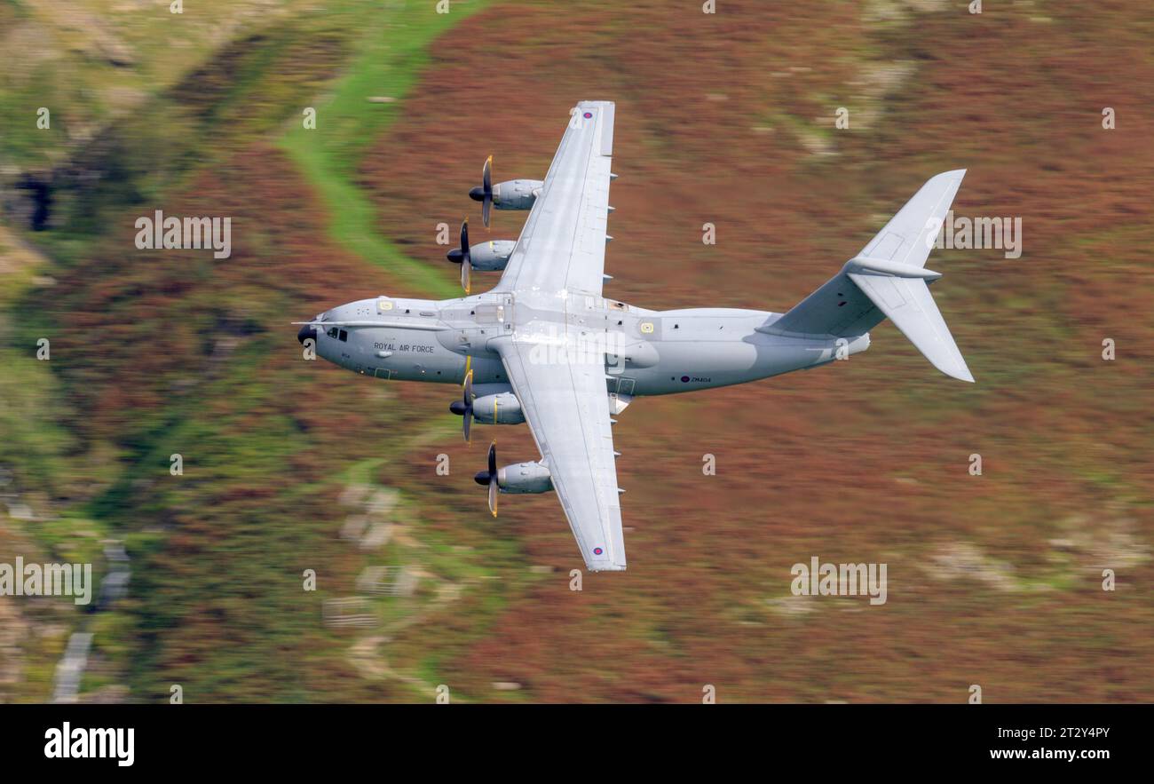 RAF Airbus A400M Atlas ZM404von RAF Brize Norton, Flug in Tiefebene in LFA17, Lake District, Cumbria Großbritannien. Stockfoto