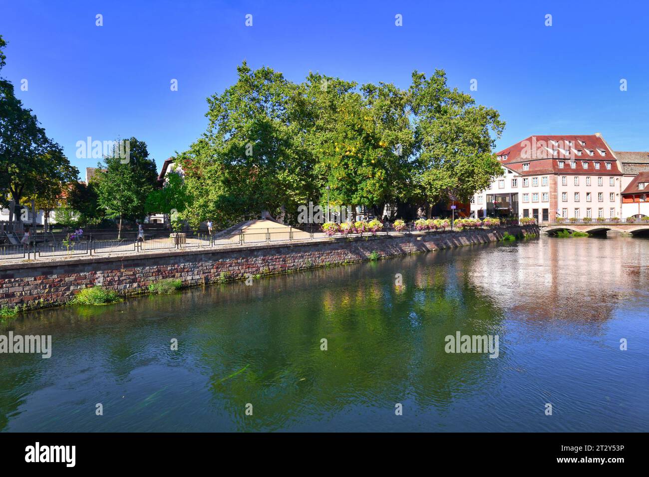 Straßburg, Frankreich - September 2023: Fluss 'III' im historischen Stadtzentrum 'Petite France' Stockfoto