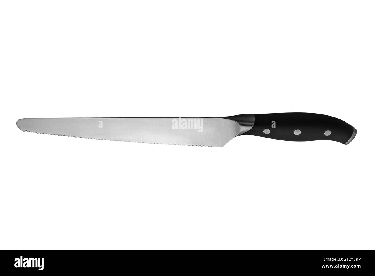 Messer mit gezackter Klinge zum Schneiden von Brot isoliert auf weiß mit Schnittpfad im Lieferumfang enthalten Stockfoto