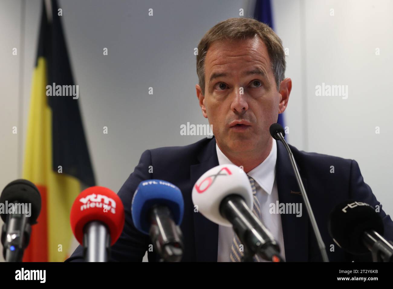 Der Brüsseler Staatsanwalt Tim de Wolf wurde während einer Pressekonferenz der Brüsseler Staatsanwaltschaft am Sonntag, den 22. Oktober 2023, in Brüssel aufgenommen. Der Vize-Premierminister und Justizminister Van Quickenborne trat Anfang dieser Woche nach dem Terroranschlag auf schwedische Fußballfans im Stadtzentrum von Brüssel zurück. Nach der ersten Analyse der Informationen über den tunesischen Angreifer wurden in den Büros der Brüsseler Staatsanwaltschaft "große persönliche Fehler" gemacht BELGA FOTO NICOLAS MAETERLINCK Stockfoto