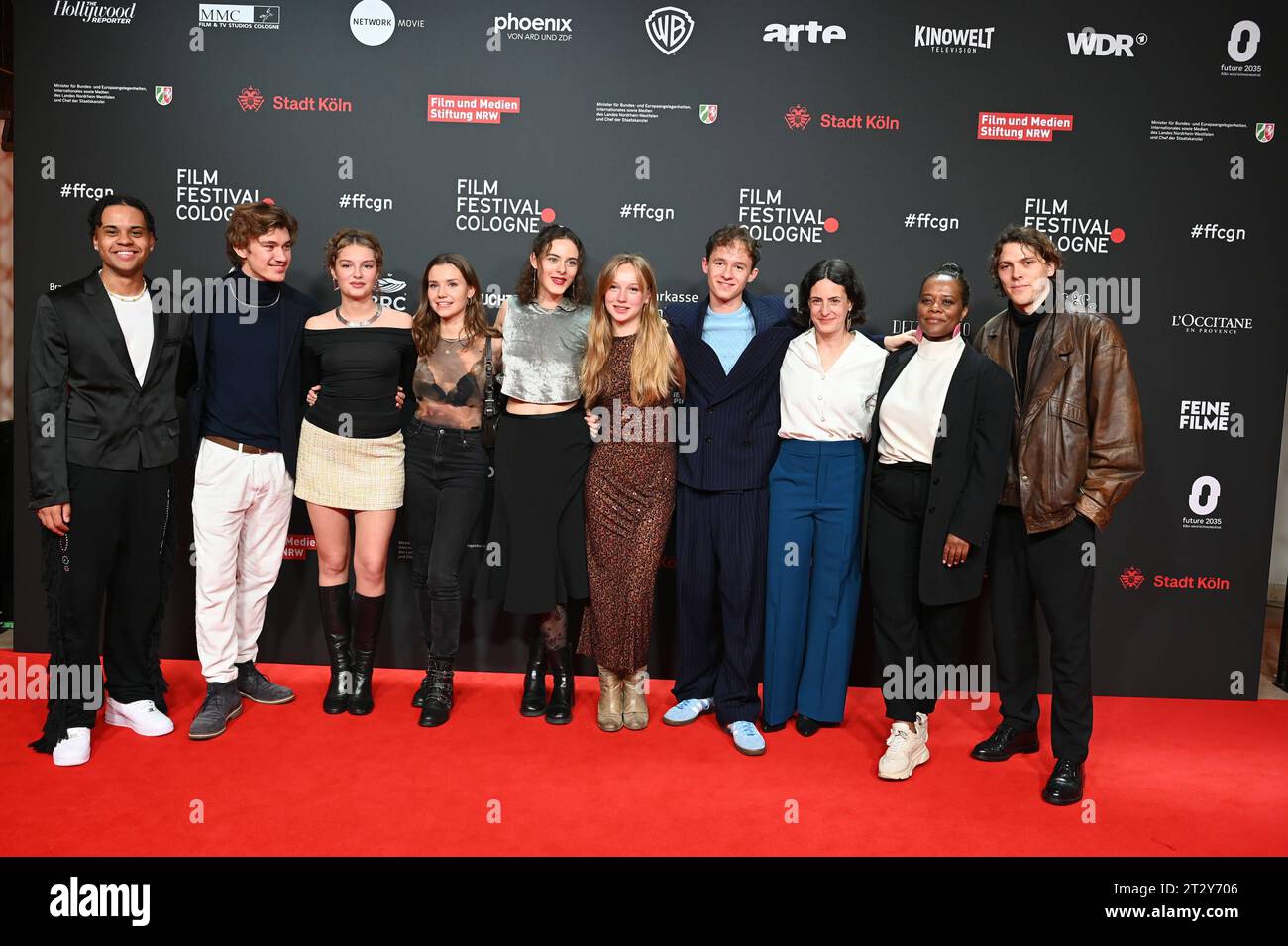 Darsteller Esmael Agosthino, Alessandro Schuster, Josephine Keller, Carolin Garnier, Emma Floßmann, Mina-Giselle Rüffer, Paul Ahrens, Brigitte Urhausen, Denise MBaye, Joshua Hupfauer, l-r, kommen zum Screening der Miniserie was wir fürchten beim 33. Filmfestival Köln, FFCGN, in den Kölner Filmpalast *** Besetzung Esmael Agosthino, Alessandro Schuster, Josephine Keller, Carolin Garnier, Emma Floßmann, Mina Giselle Rüffer, Paul Ahrens, Brigitte Urhausen, Denise MBaye, Joshua Hupfauer, l r, kommen Sie zur Vorführung der Miniserie What We Fear auf dem Filmfestival Köln 33, FFCGN, im Film an Stockfoto