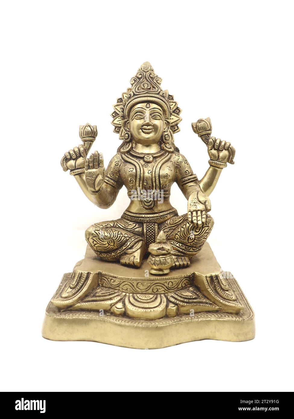 Frontblick auf ein Messingidol der hinduistischen Göttin lakshmi, das mit mehreren Armen genäht ist, Symbol für Reichtum und Wohlstand isoliert Stockfoto