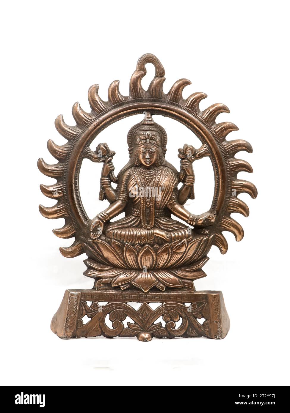 Kupferidol der Göttin lakshmi der hinduistischen Religion mit mehreren Armen, die in einer Lotusblume sitzen, umgeben von Sonnenstrahlen, Vorderansicht isoliert Stockfoto