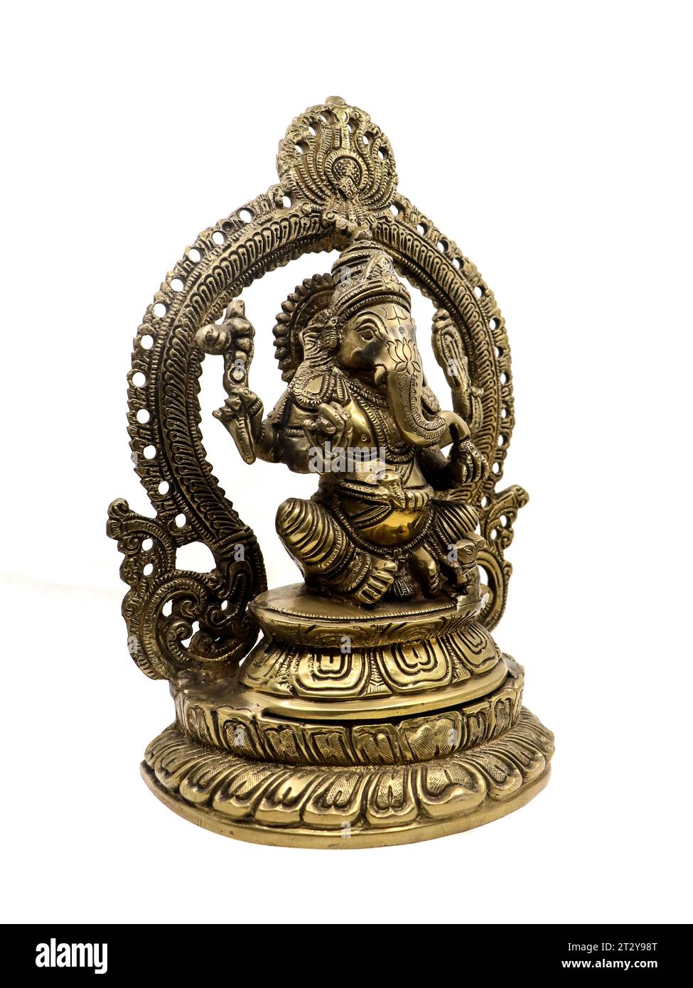 Goldene Statue von lord ganesh der hinduistischen Religion in sitzender Position mit mehreren Händen, handgefertigte antike Statue mit geschnitzten Details verziert isoliert Stockfoto
