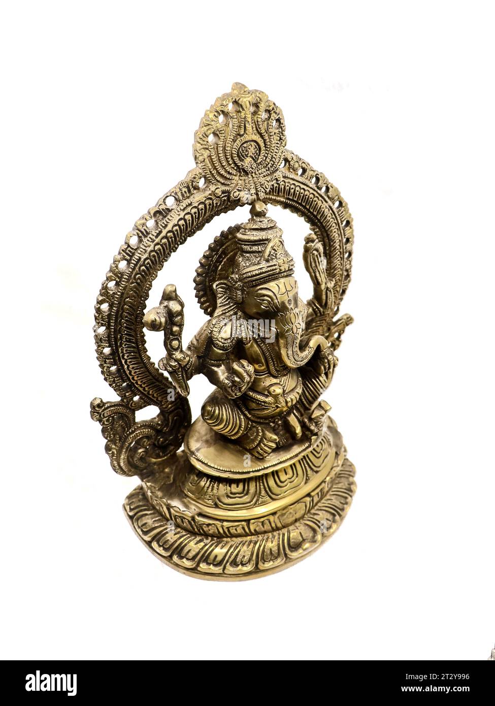 Goldene Statue von lord ganesh der hinduistischen Religion in sitzender Position mit mehreren Händen, handgefertigte antike Statue mit geschnitzten Details verziert isoliert Stockfoto