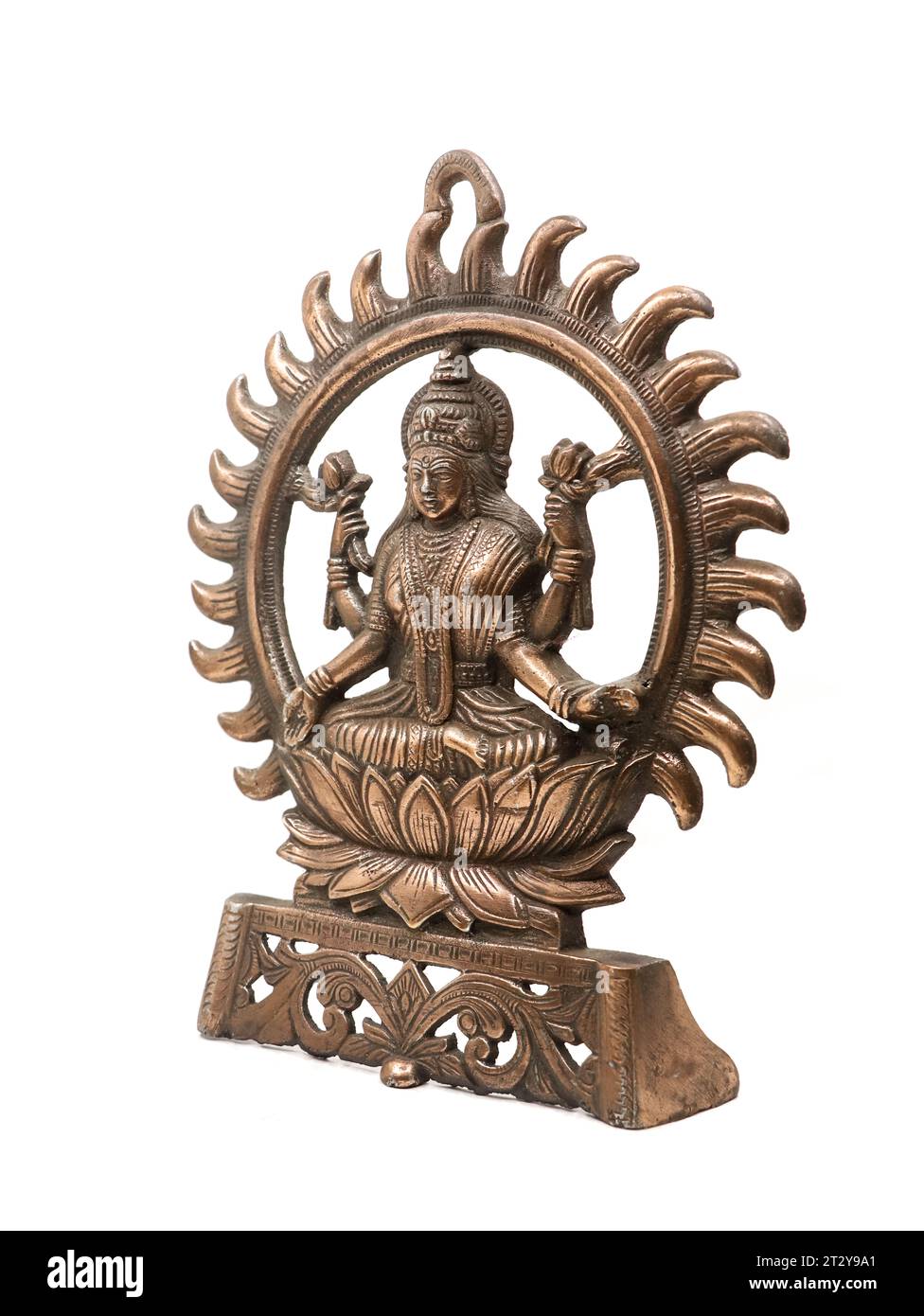 Kupferidol der Göttin lakshmi von hinduistischer Religion mit mehreren Armen, die in einer Lotusblume sitzen, umgeben von Sonnenstrahlen, isoliert Stockfoto