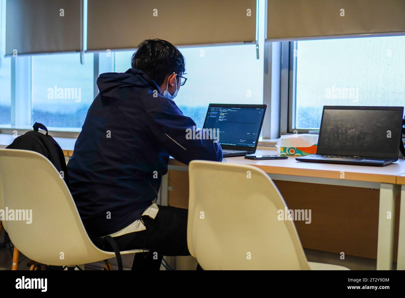 Softwareentwickler arbeiten im Büro an einem Projekt, mit Blick auf das Fenster Stockfoto