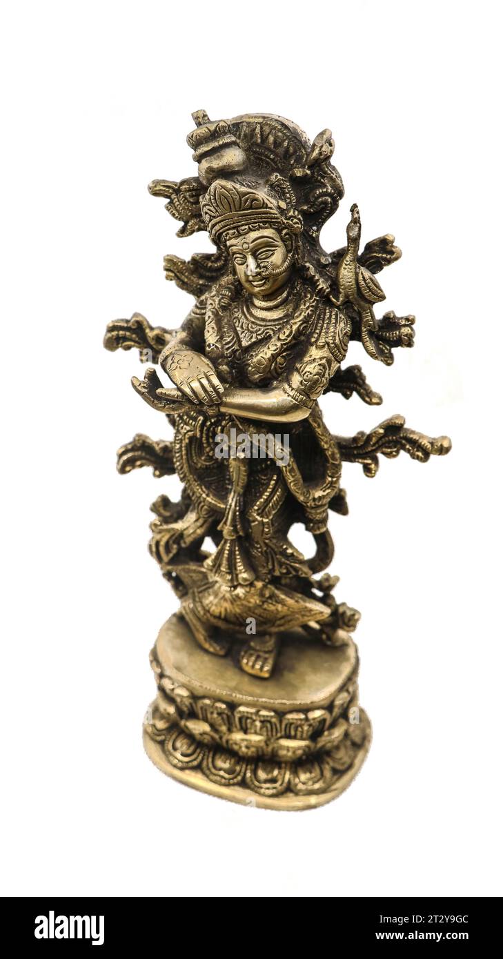 der hinduistische Gott krishna hoch dekorierte und detaillierte handgefertigte Vintage Bronzestatue in einem Tanz in spritzendem Wasser isoliert auf einem weißen Hintergrund Stockfoto