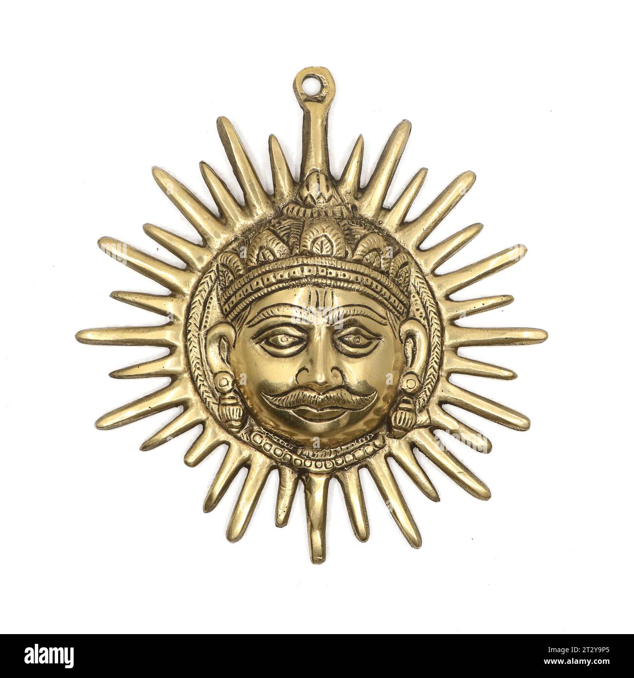 Religiöse Anhänger Skulptur der Strahlen des goldenen Sonnengottes König isoliert auf einem weißen Hintergrund Stockfoto