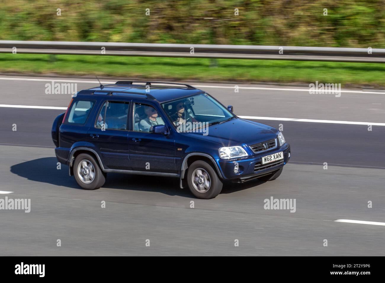 2000 Honda CR-V es Blue Car SUV Benzinmotor 1973 ccm auf der Autobahn M6 im Großraum Manchester, Großbritannien Stockfoto