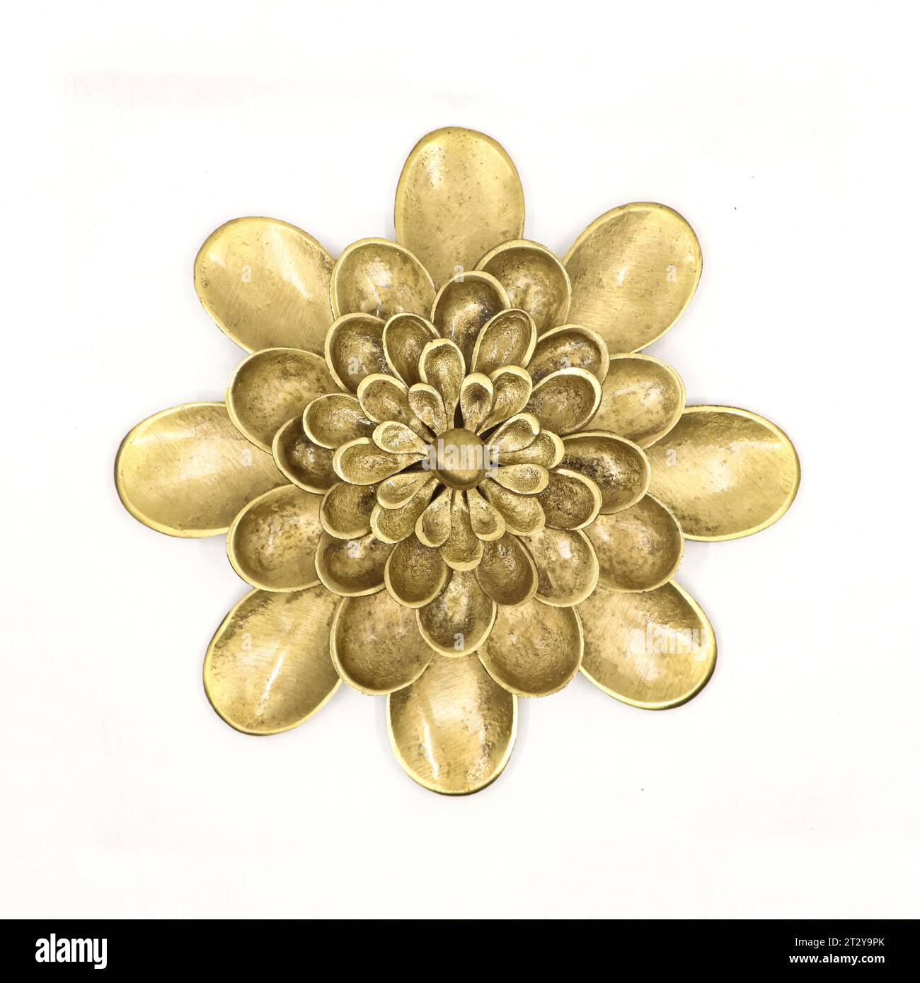 Vintage künstliche Blume aus Messing als Wanddekoration verwendet, handgefertigte Skulptur in einem floralen Design isoliert auf einem weißen Hintergrund Stockfoto