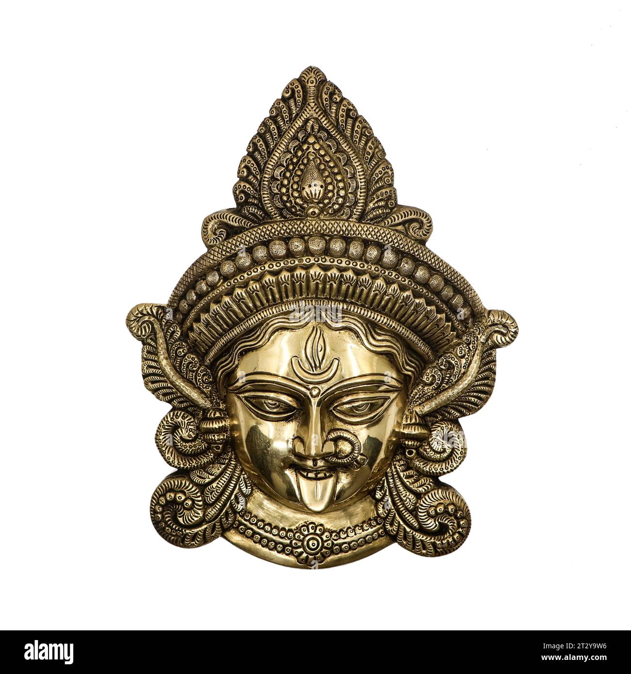 die hinduistische Göttin durga kali devi Kopfskulptur mit ornamentalen Details aus goldenem Messing isoliert Stockfoto