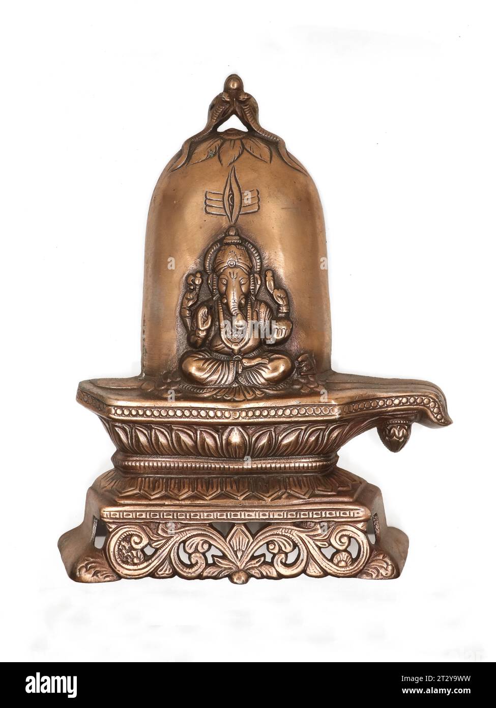 Eine Bronze-Kupfer-Statue des Herrn ganesh, der auf einem heiligen shiva-Linga-Stein sitzt, verziert mit Mustern und Schnitzereien auf weißem Hintergrund Stockfoto