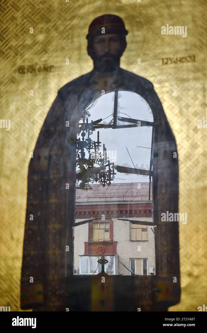 Zaporischzhia, Ukraine. Oktober 2023. Ein zerbrochenes Fenster spiegelt sich auf der orthodoxen Ikone in der Heiligen Fürbitte-Kathedrale wider, die nach dem russischen Raketenangriff in Zaporischschhia beschädigt wurde. Russland startete sechs Raketenangriffe auf verschiedene Gebiete der Zaporischschschiha. Russische Truppen beschossen die Stadt mit S-300-Boden-Luft-Raketensystemen, erklärte der regionale Gouverneur Yurij Malaschko. Eine Rakete traf auf das Hochhaus, zerstörte Fenster in nahegelegenen Gebäuden, zerstörte teilweise die städtische Infrastruktur und beschädigte eine örtliche orthodoxe Kirche. Quelle: SOPA Images Limited/Alamy Live News Stockfoto