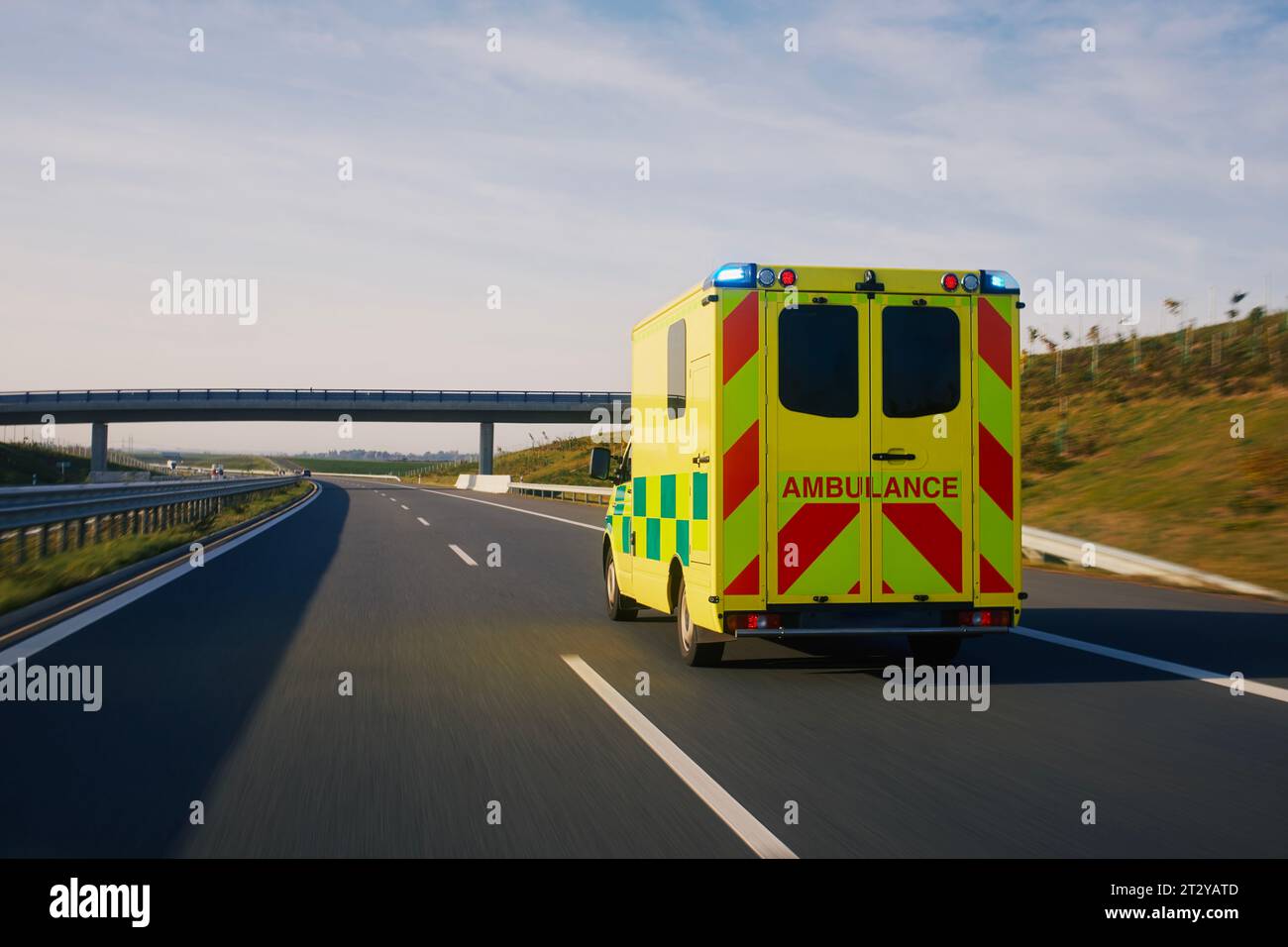 Schnell fahrender Krankenwagen des Rettungsdienstes auf der Autobahn. Themen Gesundheit, Rettung und Dringlichkeit. Stockfoto
