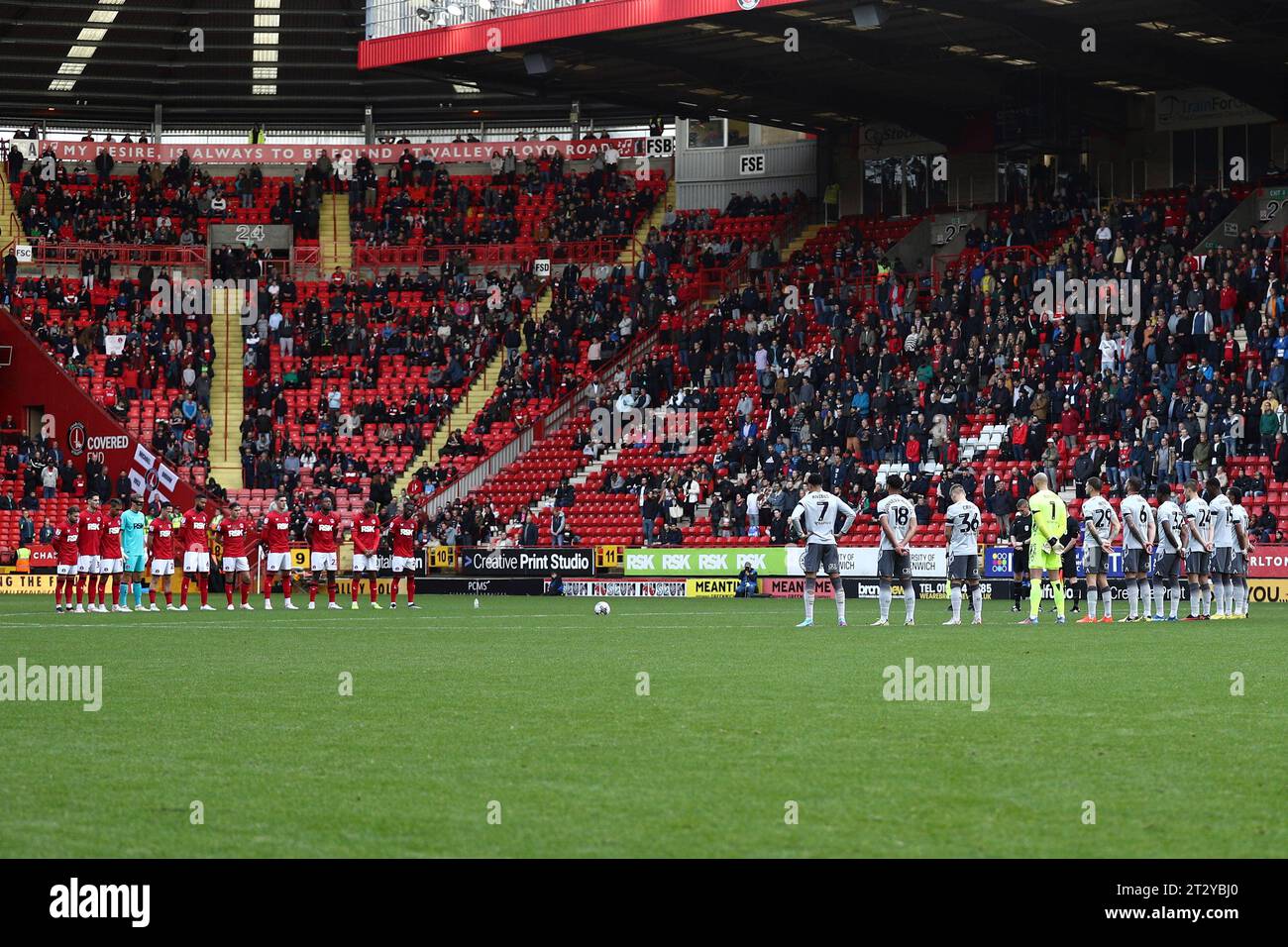 Ein Minutenschweigen vor dem Spiel der Sky Bet League 1 zwischen Charlton Athletic und Reading im Valley, London am Samstag, den 21. Oktober 2023. (Foto: Tom West | MI News) Stockfoto